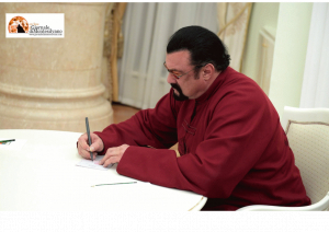 Putin premia Steven Seagal, la Tortuga.