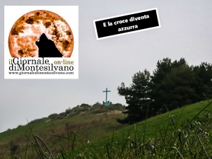 Montesilvano, colle della vecchia, lì si riuniscono molti ragazzi e la croce diventa azzurra