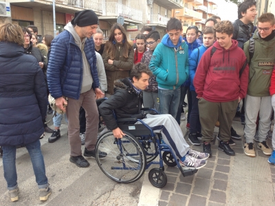 giovane ragazzo passeggia con la carrozzna per capire