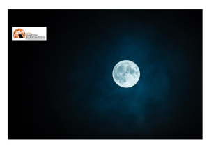 Luna blu stasera nel cielo. Notte magica e di potere