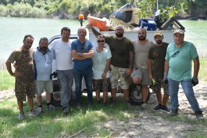 Villa Santa Maria, volontari puliscono sponda del lago