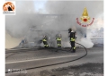 Pescara, rimorchio di autoarticolato va a fuoco su autostrada.