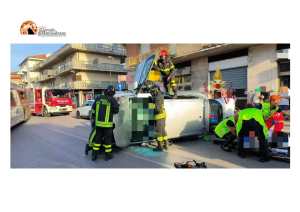 Pescara, incidente in via Del Circuito: auto si ribalta