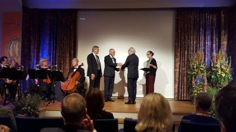 Roy Kerr premiato con la più alta onorificenza per l'astrifisica