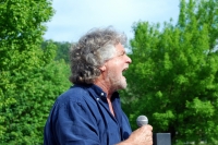 Beppe Grillo dovrà sottoporsi ad un intervento chirurgico.