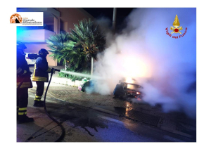 Auto in fiamme a Montesilvano.