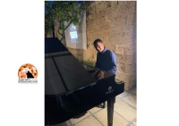 Simone Pavone, concerto in Puglia, duetta con la figlia.