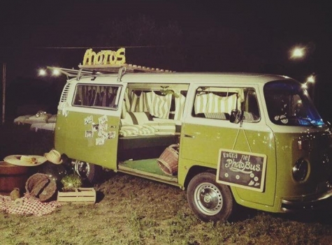 alla festa un pullman dove truccarsi e farsi foto