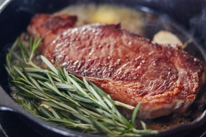 Carne molto cotta aumenta il rischio di ipertensione arteriosa.