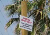 cartellone affisso su campo sulla spiaggia libera