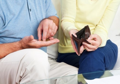 una coppia che ha finito soldi