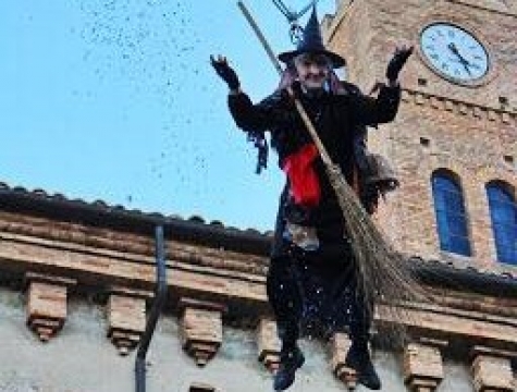 Atri, befana scende da Torre campanaria