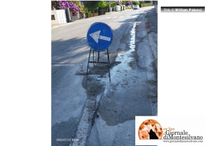 una perdita d'acqua in Via Chiarini a Montesilvano. Purtroppo sono sempre più frequenti queste situazioni.