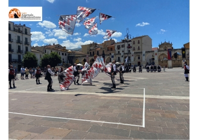 Tenzone Bronzea 2022: Sulmona si colora di bandiere, tamburi e chiarine.