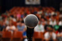 Parlare davanti alle persone può rivelarsi una prova importante. Ansia Buona o cattiva?