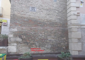 Porta Pescara a Chieti la targa in basso evidenzata