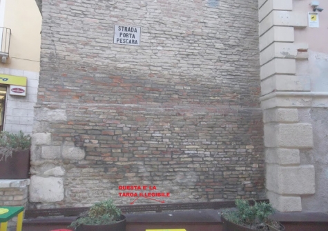 Porta Pescara a Chieti la targa in basso evidenzata
