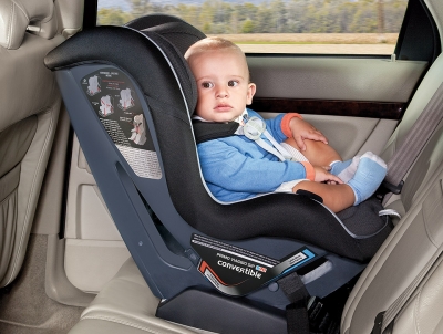 Bimbi in auto, novità nel 2017: nuove regole seggiolini