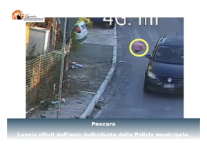 Pescara, lancia rifiuti dall'auto, ripresa dalla telecamera.