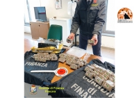 Montesilvano. Andava in giro con un grosso pacco. Cani anti droga fiutano 6 chili di hashish.