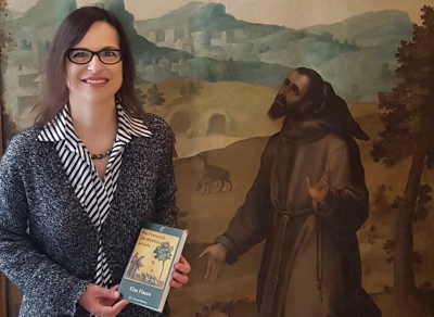 Elsa Flacco- La scrittrice Elsa Flacco con il suo romanzo accanto alla STIMMATIZZAZIONE DI SAN FRANCESCO, grande dipinto su tavola attribuito a un seguace toscano di Jan Van der Straet, pittore fiammingo attivo alla metà del Cinquecento (collezione privata)