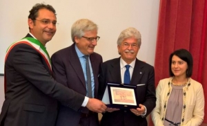 Nella foto: L’On Antonio Razzi riceve il “Premio Zimei”. Da sinistra il Sindaco di Giuliano Teatino, Geremia Mancini e Katia Zimei.