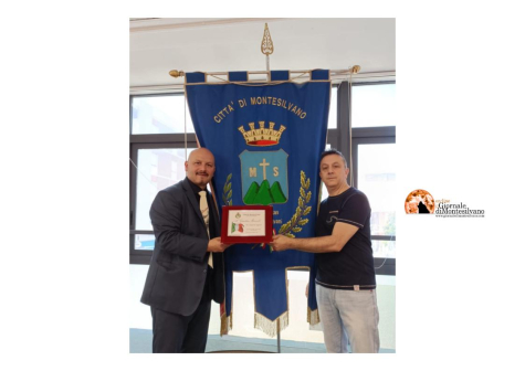 Montesilvano/Calcio a 5, Enea D'Alonzo premia il mister Campione d'Italia Gianluca Marzuoli.