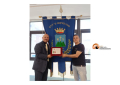Montesilvano/Calcio a 5, Enea D'Alonzo premia il mister Campione d'Italia Gianluca Marzuoli.