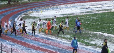 Giocatori sul campo coperto di neve