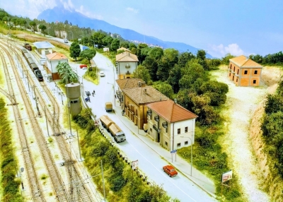 Montesilvano. Sindaco di Fossacesia presenta plastico stazione Costa dei trabocchi '70'/80