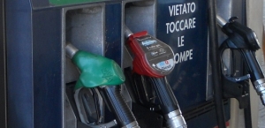 Benzina e diesel ancora in calo, gasolio sotto 1,2 euro/litro, &quot;al fisco 1€ a L&quot;