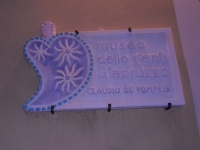 foto della targa del museo
