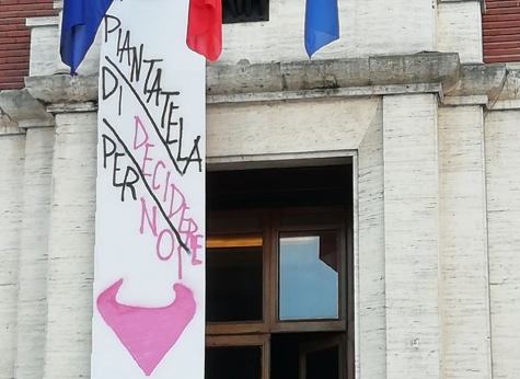 Pescara/mozione aborto/albero. Protesta femminista: “Piantatela di decidere per noi”