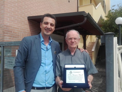 Montesilvano. Don Giampietro Pittarello in pensione, il sindaco dona una targa