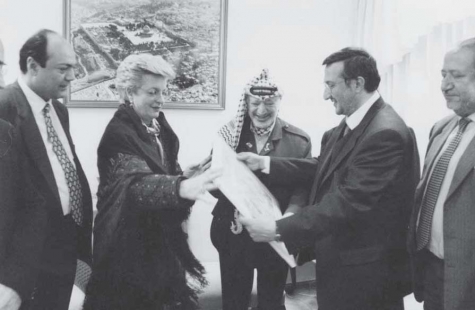 Ramallah (Palestina), 2000, Palazzo Muqata, Guadagnuolo consegna l'opera PEACE al Presidente Yasser Arafat, con Ombretta Fumagalli Carulli e Lombardi Satriani