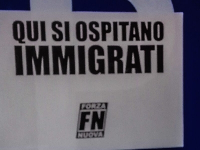 Il cartello affisso davanti agli Hotel