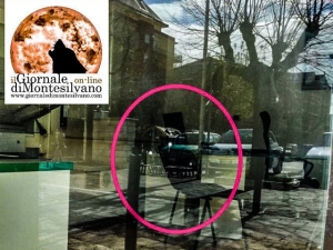 vetrina danneggiata da ignoti 