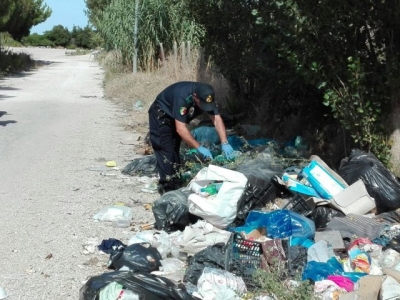 Giulianova/rifiuti, controllo su cassonetti commercianti. Identificazione autori di discarica abusiva.