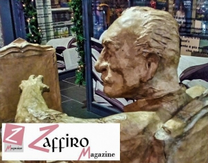 Una statua di De Filippo sotto i portici di Napoli