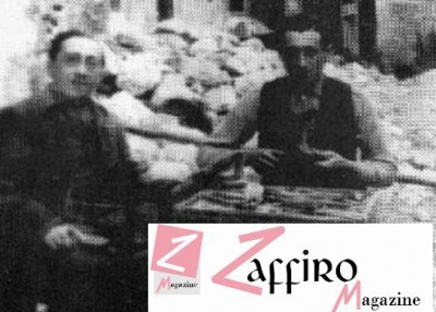 “Don Natale in compagnia del calzolaio Angelo Ferri. Alle spalle si notano le macerie del terremoto del 1915.” (gentile concessione di Ruggiero Mariani)