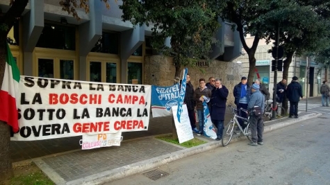 Protesta davanti alla Banca d'Italia a Pescara