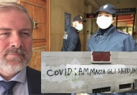 "Covid ammazza gli sbirri" nella foto