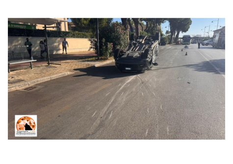 Pescara, auto si cappotta in via D'Annunzio. Accertamenti in corso