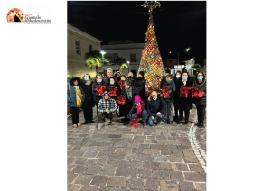 Bolognano, albero in piazza realizzato a 'Granny square'