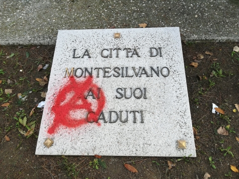 monumento dopo atto vandalico