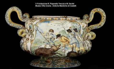 Paparella Treccia/ la maiolica del mese: Carlo Antonio Grue, Zuppiera con caccia al cinghiale