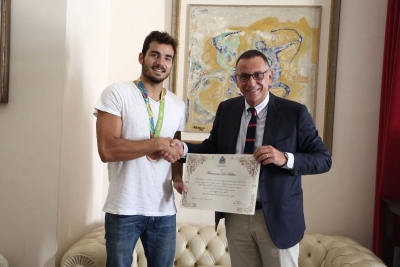 Olimpiadi. Pergamena dal Comune di Pescara al pallanuotista Francesco Di Fulvio