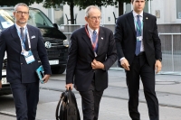 Padoan: "Non ho autorizzato ministri a occuparsi di Etruria"