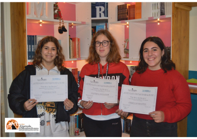 Giovani studentesse del progetto "Parole e inchiostro" ricevono gli attestati