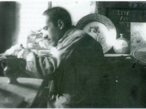 Michele Cascella, figlio di Basilio, mentre dipinge una brocca a Rapino. Sullo sfondo un grande piatto e una fiasca da pellegrino del padre